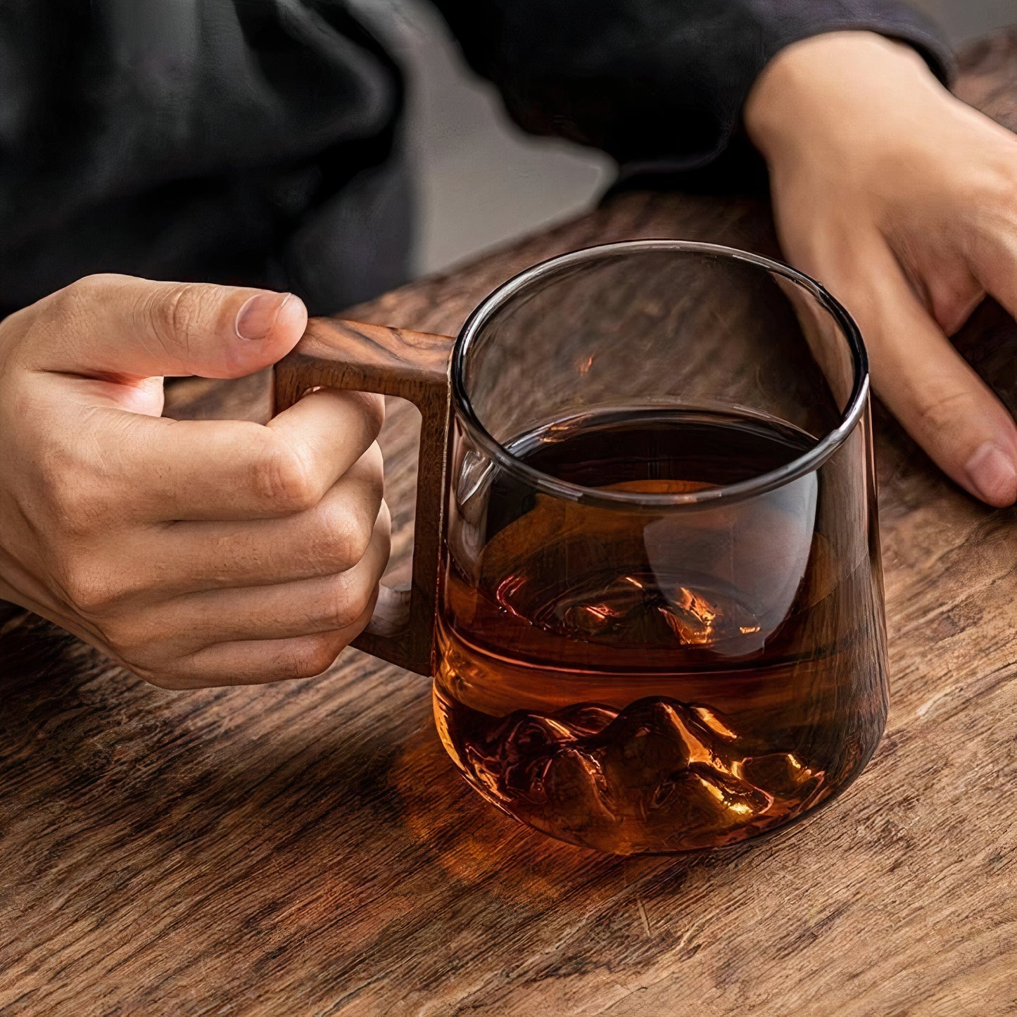 Zen coffee mugs – Smoked glass with hidden mountain & wooden handle